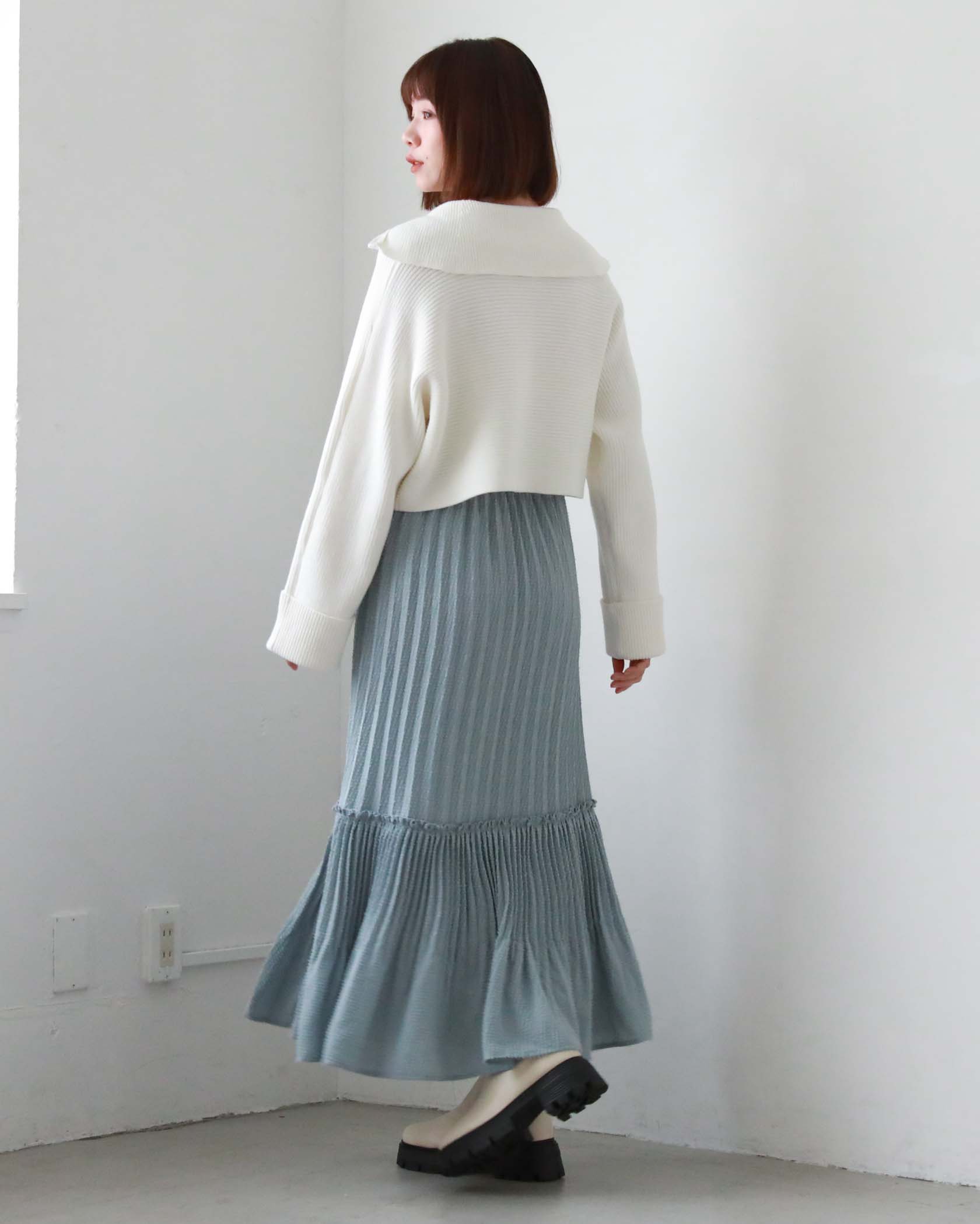 サイズ表記38新品タグ付き　 定価¥61.600- デザインスカート　フリンジ　イタリア製