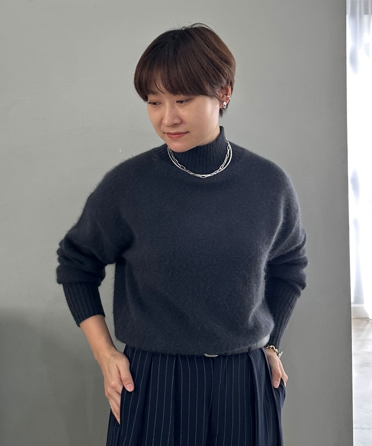 23WINTER LOOK掲載】ＦＯＸ混ハイネックニット(F BLUE): トップス