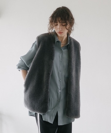 23aw look掲載】ミドル丈ボアベスト(F CHARCOAL GRAY): アウター