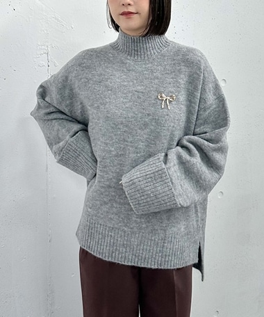 ブローチ付ハイネックミドルニット