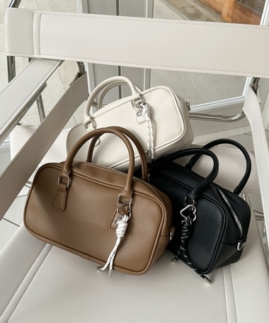 チャーム付きスクエアボストンバッグ