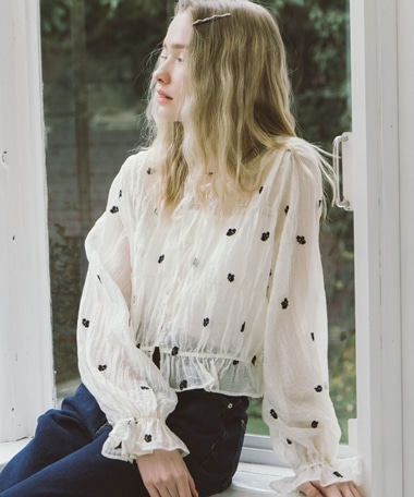 花柄刺繍ギャザーブラウス