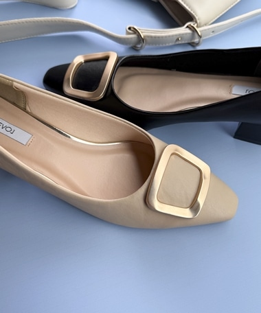 ゴールドバックルポインテッドパンプス